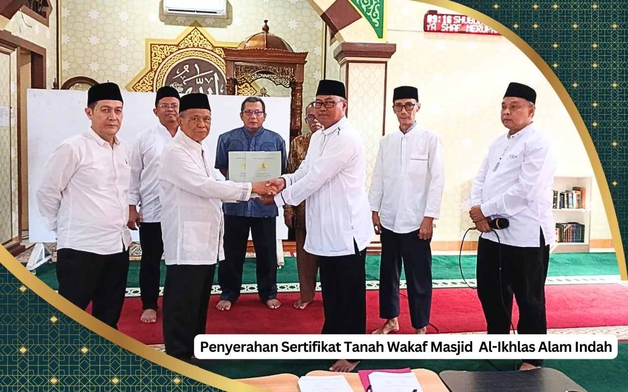 Penyerahan Sertifikat Tanah Wakaf